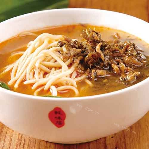 色泽鲜亮的肉丝面