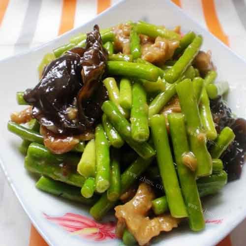 自己做的蒜苔木耳炒肉