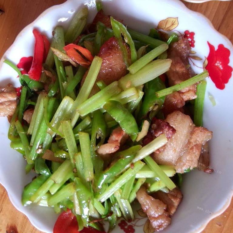 营养的芹菜炒肉的做法