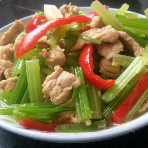 简易的肉炒芹菜