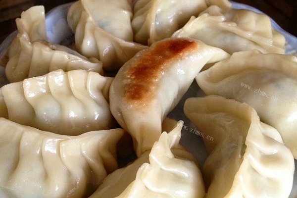 家常北方水饺变身南方锅贴