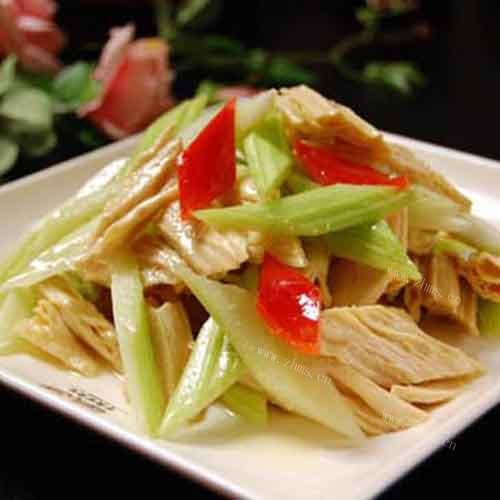 易做的凉拌腐竹的做法