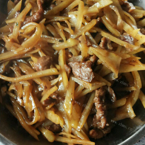 色泽鲜亮的土豆炒肉
