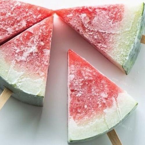 陶醉其中的西瓜冰棒