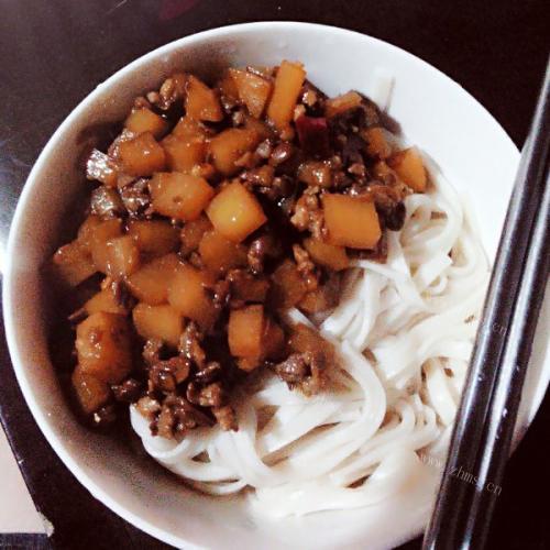 咸香的炸酱面的酱