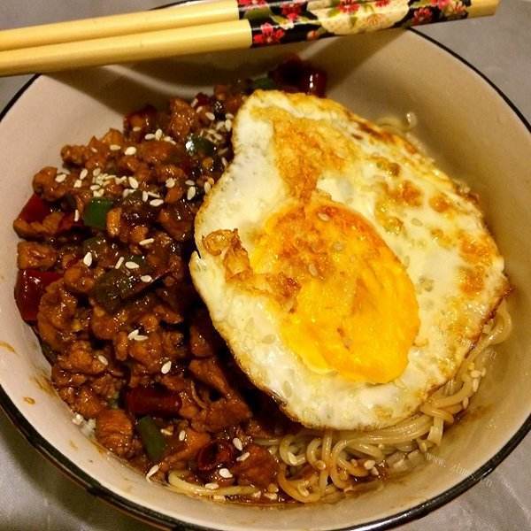 色泽不错的香菇肉酱拌面
