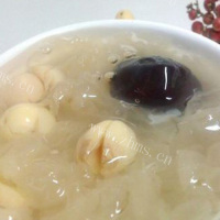 营养的银耳红枣枸杞汤