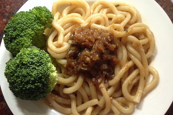 美味的洋葱酱乌冬面