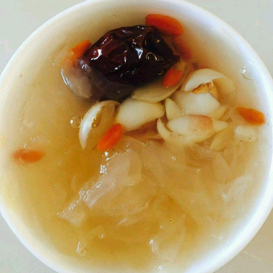 美味的冰糖银耳莲子羹