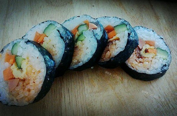 家庭便捷版美味的紫菜包饭