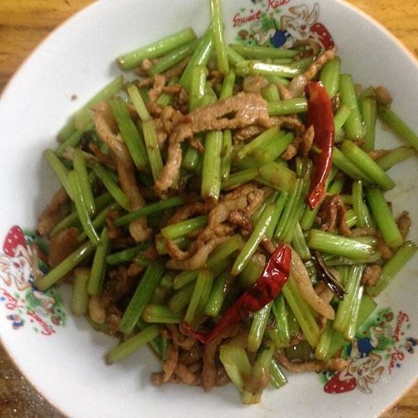 爱上芹菜肉丝