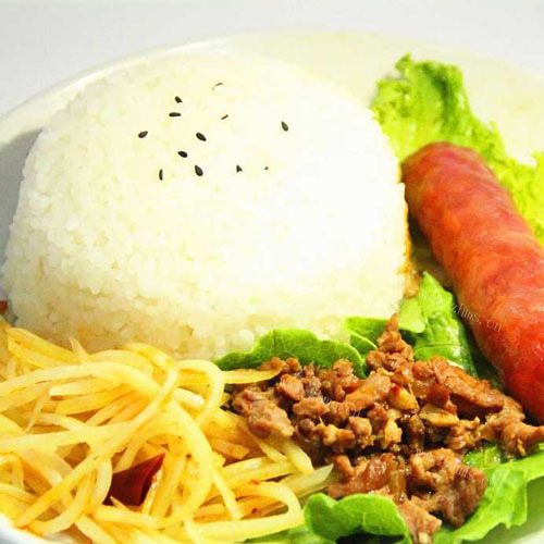 诱人的香肠饭 