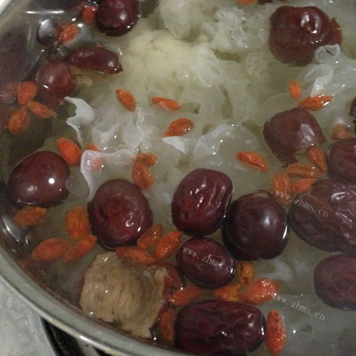 枸杞搭配的白木耳红枣汤