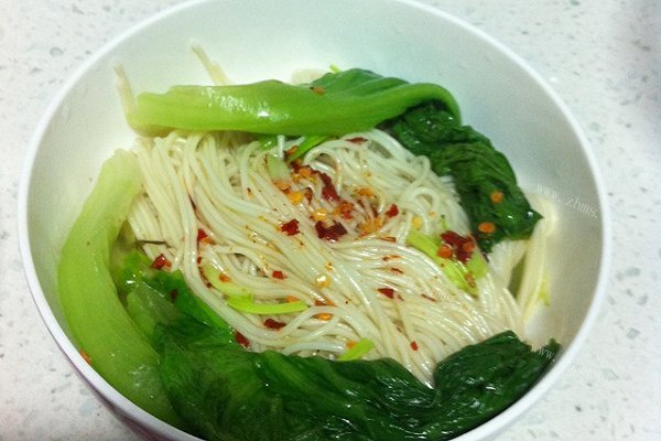 美味的油泼面（简单营养又美味）