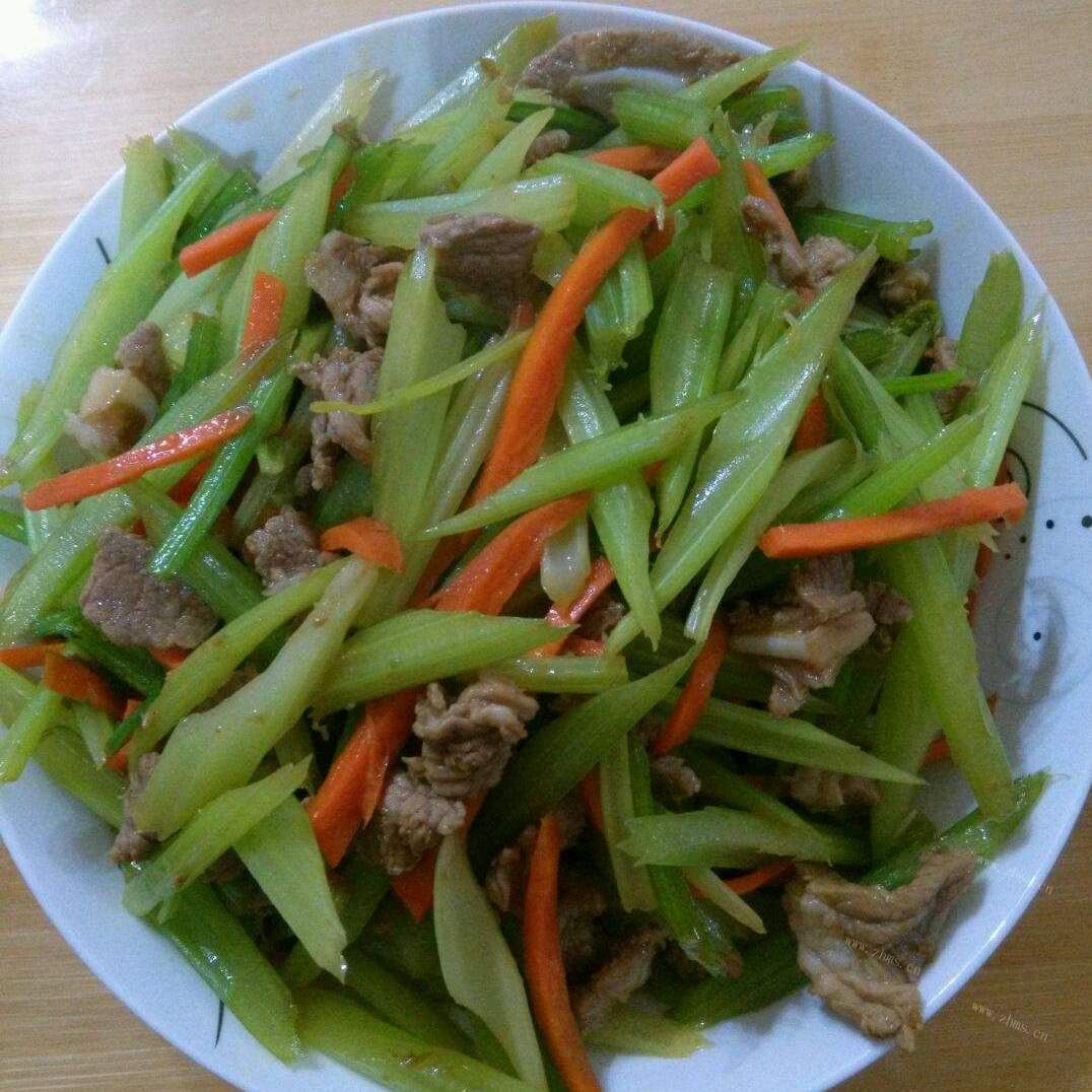 简单的芹菜炒肉的做法