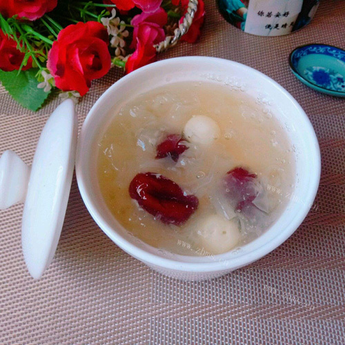 养生的红枣莲子银耳羹