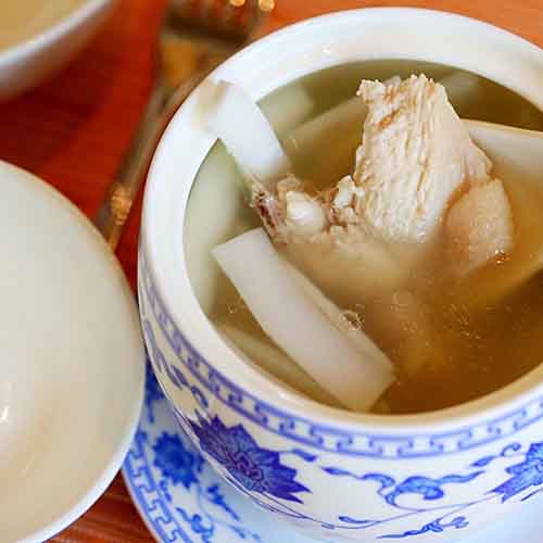 清淡的椰子煲鸡汤 