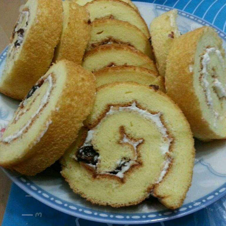 色味俱全的葡萄干蛋糕卷