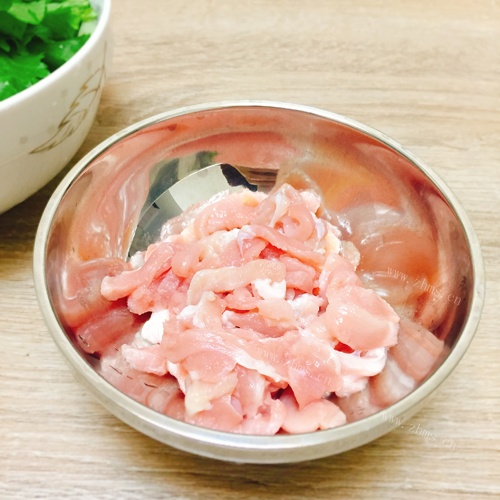 芹菜炒肉做法图解2)