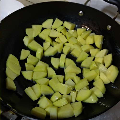 土豆烧排骨做法图解4)