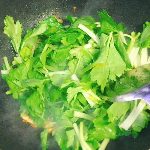 芹菜炒肉做法图解7)