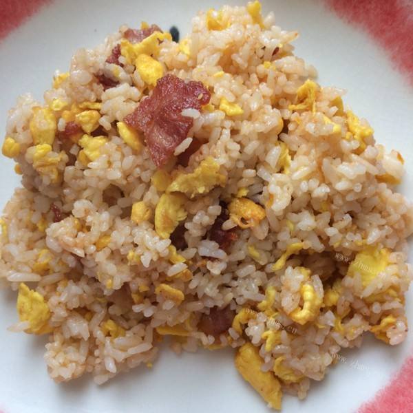 色味俱全的培根蛋炒饭