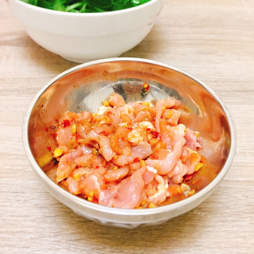 芹菜炒肉做法图解4)