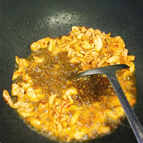 芹菜炒肉做法图解6)