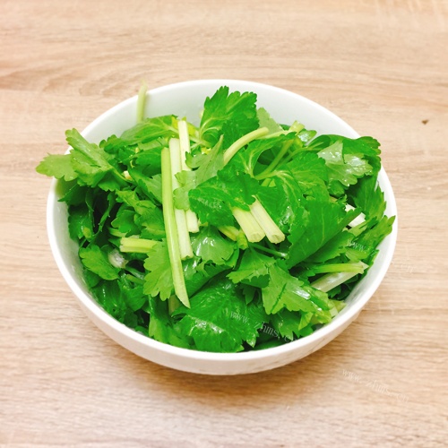 芹菜炒肉做法图解1)