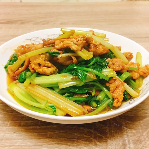 芹菜炒肉做法图解9)