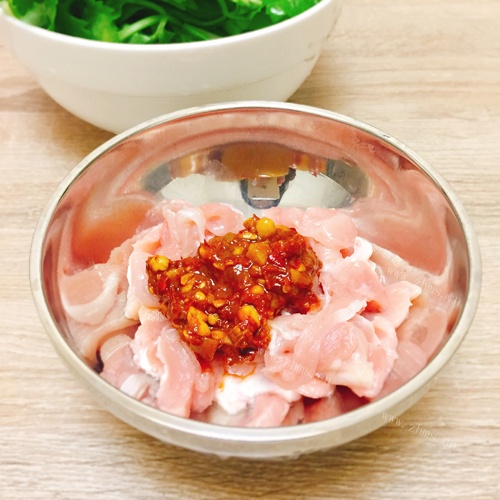 芹菜炒肉做法图解3)