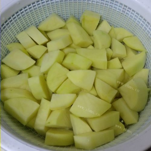 土豆烧排骨做法图解2)