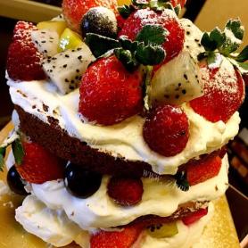 口感饱满的草莓裸蛋糕