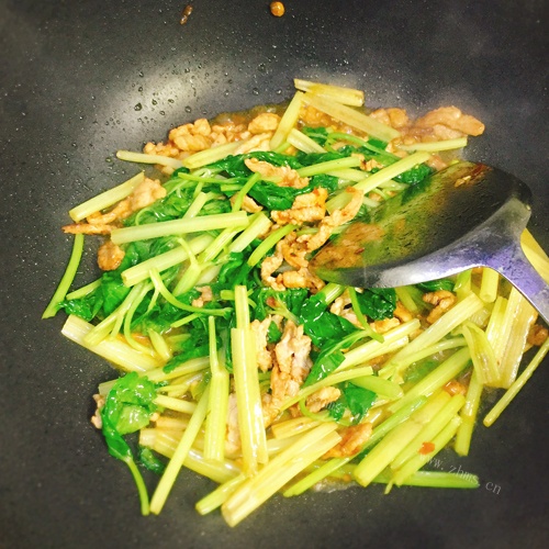 芹菜炒肉做法图解8)
