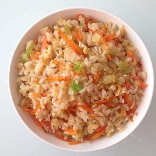 陶醉其中的胡萝卜炒饭