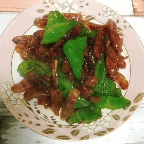 青椒炒腊肠做法图解8)