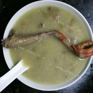 营养的乳鸽青菜汤：一碗汤温暖一家人