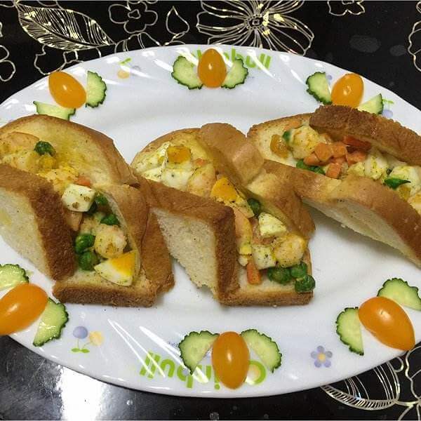 美味番茄鲜虾三明治