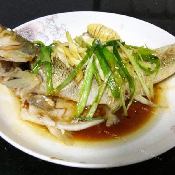 家常菜清蒸鲈鱼