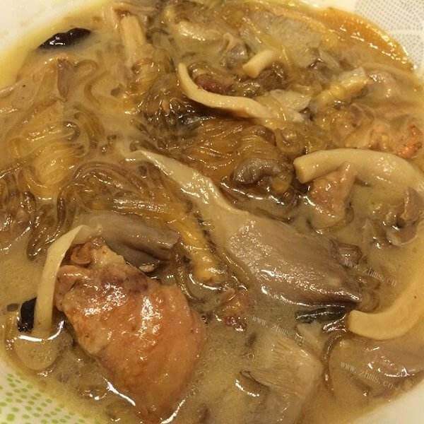 营养的鸡汤煮蘑菇