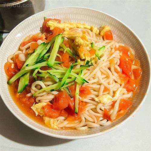 美味麻辣鲜西红柿鸡蛋面