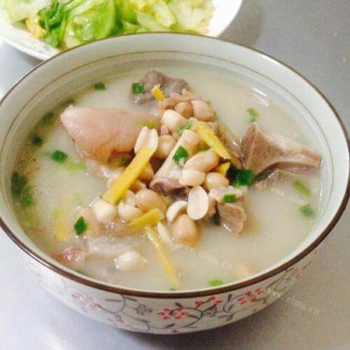 美味的花生炖猪蹄