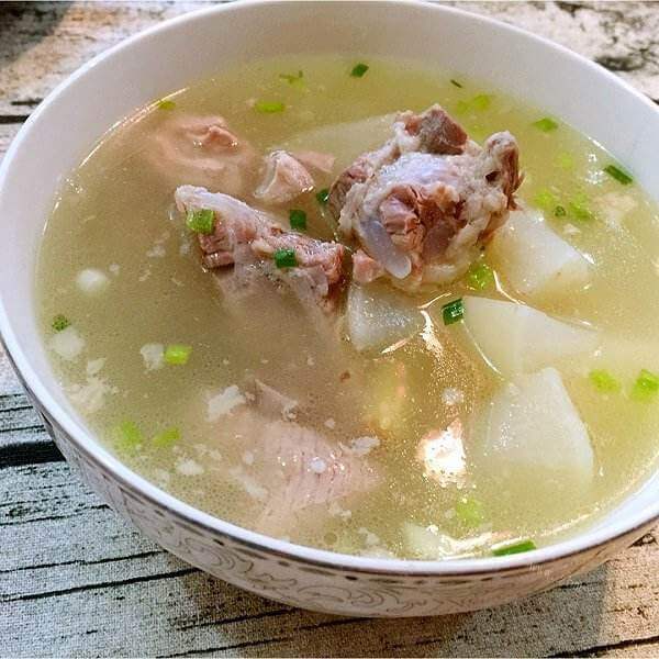 家常菜萝卜排骨汤