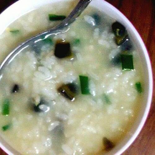 瘦肉蔬菜皮蛋粥的做法