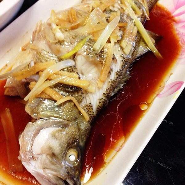 家常菜清蒸鲈鱼