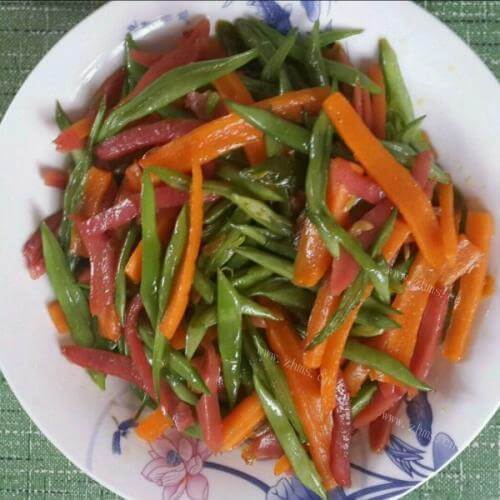 家常菜豆角炒香肠