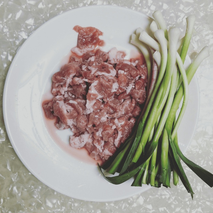 蒜苗炒肉做法图解1)