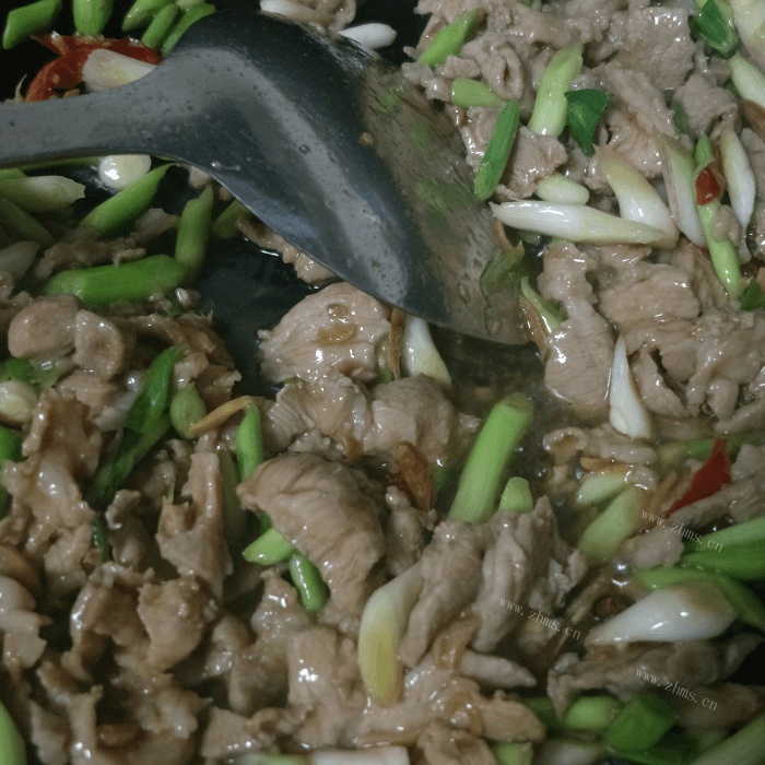 蒜苗炒肉做法图解6)