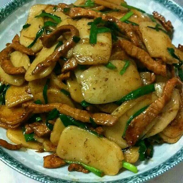 风味的土豆片炒肉