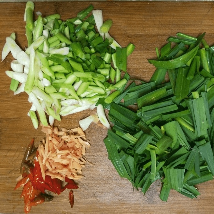 蒜苗炒肉做法图解2)